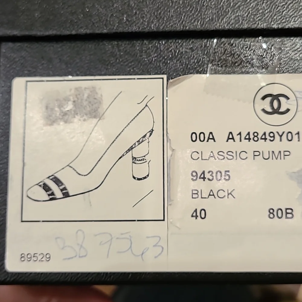 CHANEL black suede pumps with chrome and patent leather details. Size 40 - Picture 15 of 16